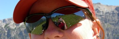 Hamsta spiegelt sich in Maus Brille